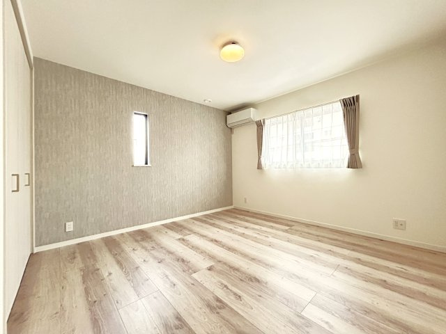 高知市潮新町　新築一戸建ての洋室|エアコンとカーテンが付いているので初期費用を抑えられます！