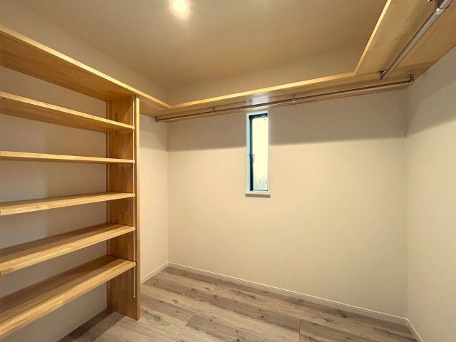 高知市潮新町　新築一戸建ての収納|大容量のウォークインクローゼットですっきり収納できそうですね。
