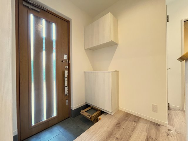 高知市潮新町　新築一戸建てのエントランス|シューズボックスも完備☆