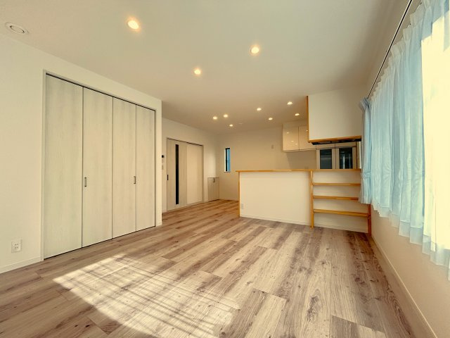 高知市潮新町　新築一戸建ての居間・リビング|広々としたLDKは陽当りが最高です！収納も充実した暮らしやすい間取り。