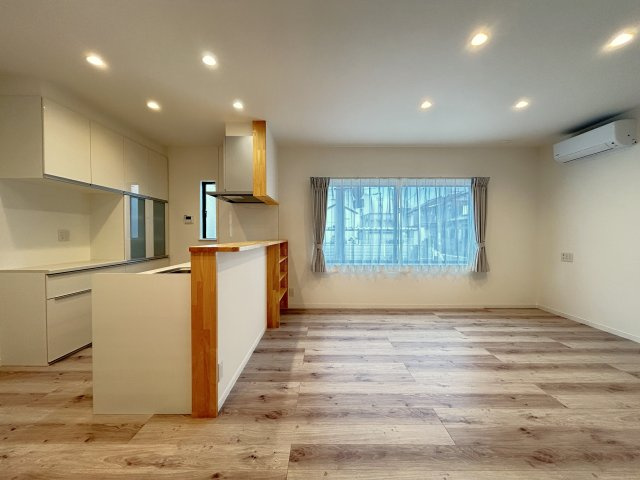 高知市潮新町　新築一戸建ての居間・リビング|エアコンとカーテンが付いています！
