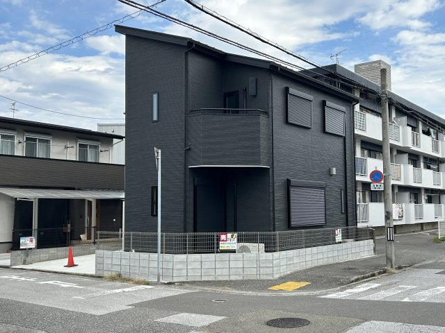 高知市潮新町　新築一戸建ての外観|重厚感ある黒の外観が魅力。角地×日当たり良好の新築戸建て。