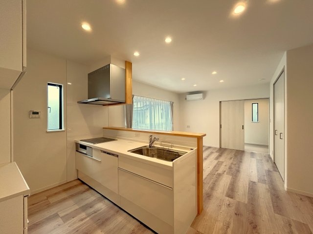 高知市潮新町　新築一戸建てのキッチン|明るく使いやすい対面キッチン。料理しながら家族時間を楽しめます。