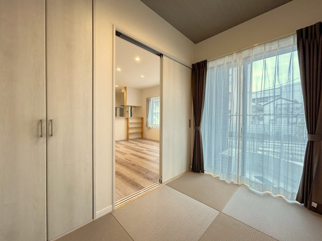 高知市潮新町　新築一戸建ての和室|リビング横の和室は子育てや来客時に重宝。押し入れもあります☆