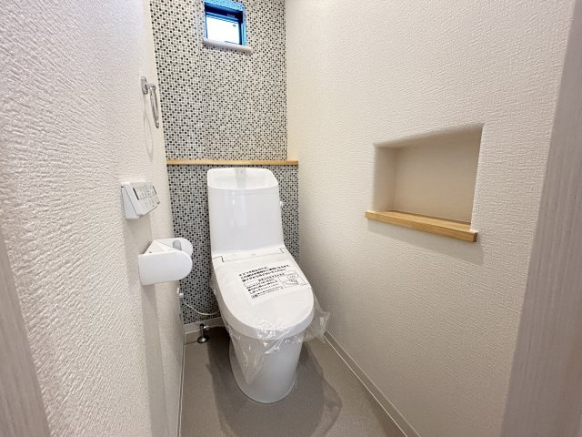 高知市潮新町　新築一戸建てのトイレ|アクセントクロスやちょっとした壁面収納が嬉しいですね☆