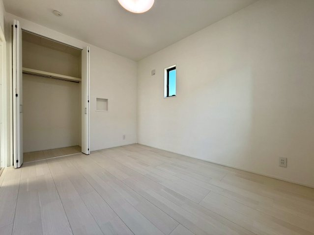 高知市一ツ橋町　新築一戸建ての洋室|白を基調とした明るい室内で、開放感のある空間
