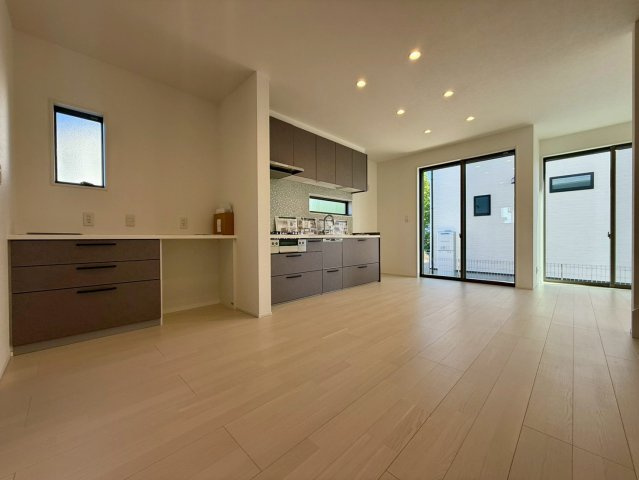 「値下げ！」高知市一ツ橋町　新築一戸建ての居間・リビング|南向きリビングで、陽だまりに包まれる暮らしを♪