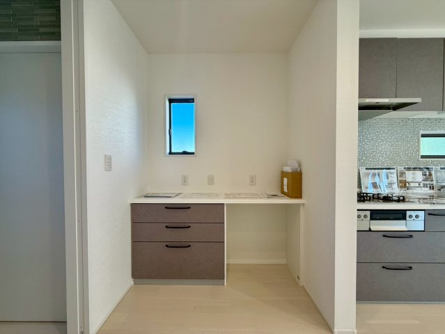 高知市一ツ橋町　新築一戸建ての居間・リビング|レシピを見たりアイロンをかけたり、書類整理にも使えるマルチコーナーです。