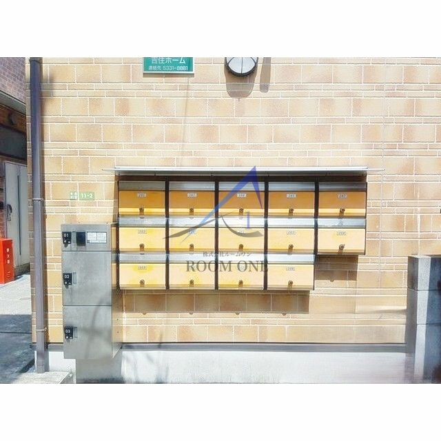 ＢＲＩＴＩＳＨ　ＰＬＵＭのその他共用部分|集合ポストと宅配ボックスです。