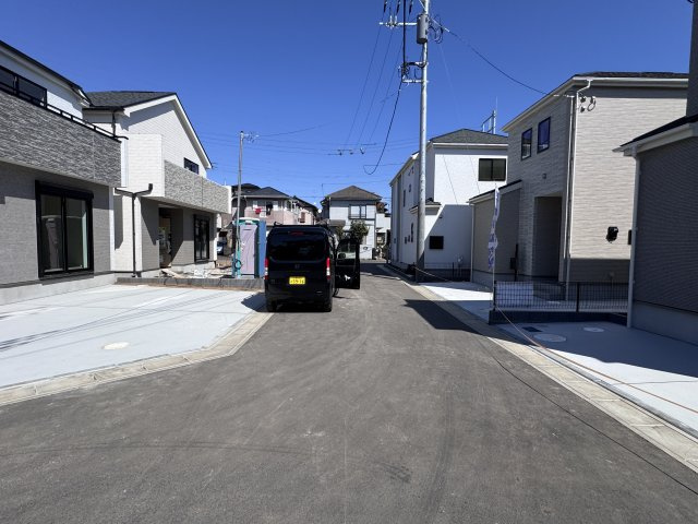 松戸市栗ケ沢新築戸建【栗ケ沢小学校：10分】の前面道路含む現地写真|南側前面道路
