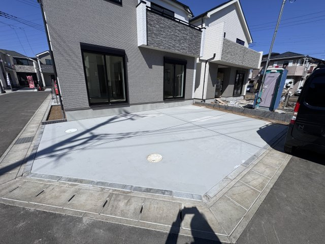 松戸市栗ケ沢新築戸建【栗ケ沢小学校：10分】の駐車場|Q号棟駐車スペース・並列2台駐車可