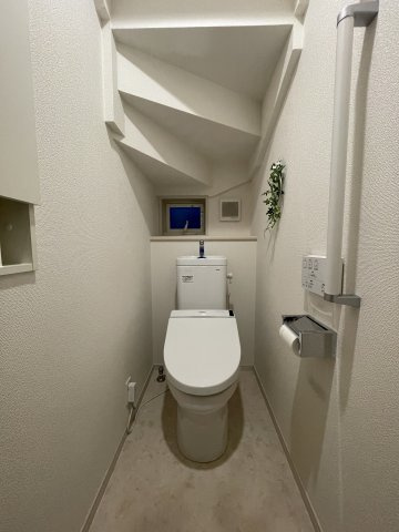中古戸建・中古住宅　郡山市富久山町福原塩島　行健小・行健中のトイレ|階段下スペースを利用したトイレは、窮屈な印象はなく使い勝手も良しです。