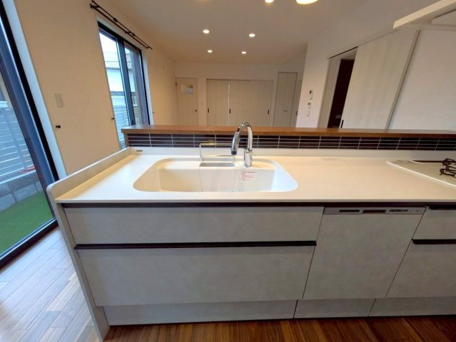 高知市鴨部　新築一戸建て（西棟）のキッチン|細部までこだわったシステムキッチンです。食洗器もあります！