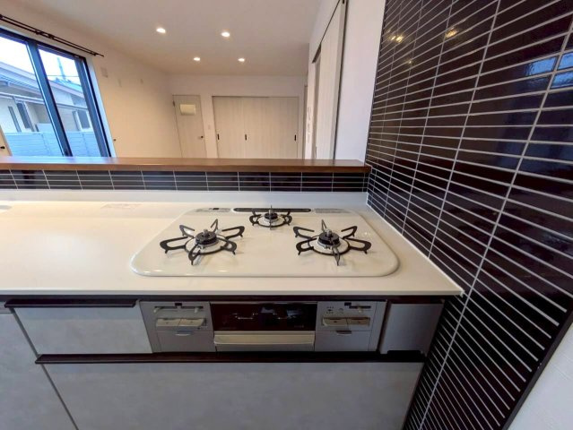 高知市鴨部　新築一戸建て（西棟）のキッチン|お手入れがしやすいガスコンロです☆