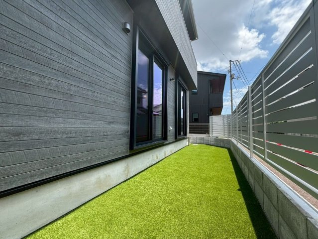 高知市鴨部　新築一戸建て（西棟）の庭|グリーンがきれいな人工芝☆お手入れがラクですよ☆