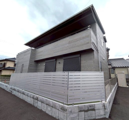 高知市鴨部　新築一戸建て（西棟）の外観|フェンスが設置されているのも嬉しいポイント。