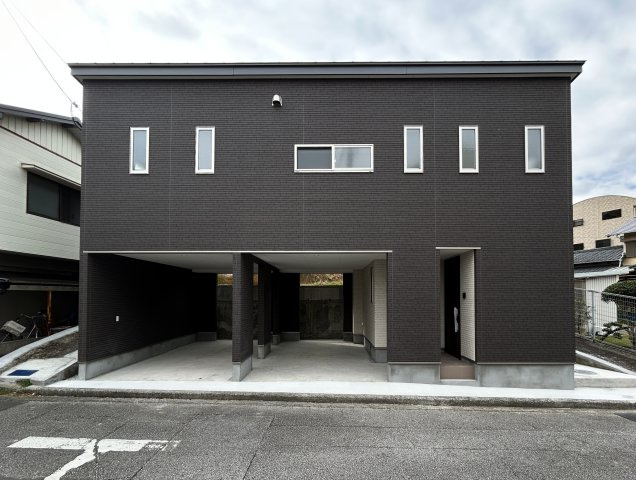 高知市朝倉己　新築一戸建ての外観|落ち着いたダークカラーの外観×ビルトインガレージで暮らしやすさとデザイン性を両立。