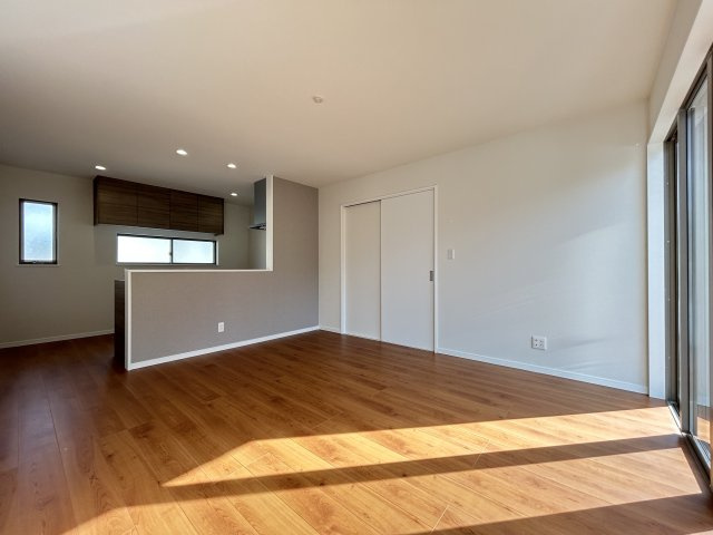 高知市朝倉己　新築一戸建ての居間・リビング|大きな窓からたっぷり光が入る、開放的なLDK。家族が自然と集まる空間です。