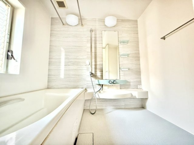 世田谷区岡本3丁目　中古戸建の浴室|白を基調とした清潔感のあるバスルームです。

現地ご見学希望・資料請求などお気軽にお問い合わせ下さい！
03-5990-5201