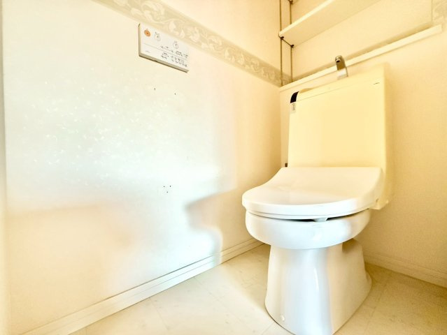 世田谷区岡本3丁目　中古戸建のトイレ|ウォシュレット付きのトイレはいつも快適！

現地ご見学希望・資料請求などお気軽にお問い合わせ下さい！
03-5990-5201