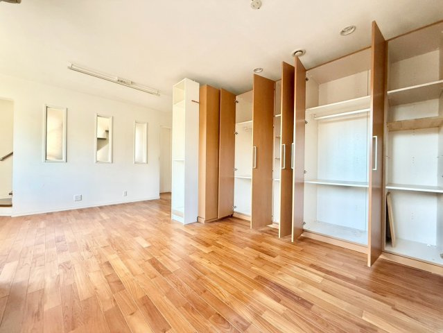 世田谷区岡本3丁目　中古戸建の洋室|部屋収納もバッチリです！見せる収納も流行っていますが、やはり見せない収納も大切ですね。

現地ご見学希望・資料請求などお気軽にお問い合わせ下さい！
03-5990-5201