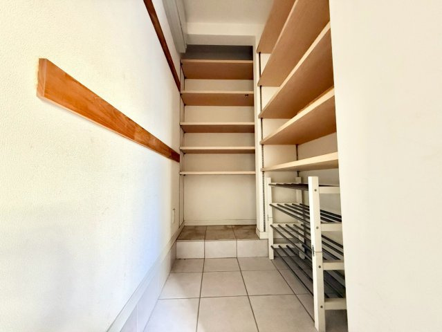 世田谷区岡本3丁目　中古戸建の収納|玄関にはシューズインクローゼット付き！ブーツの収納もここで解決！

現地ご見学希望・資料請求などお気軽にお問い合わせ下さい！
03-5990-5201