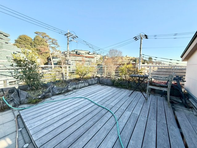 世田谷区岡本3丁目　中古戸建のバルコニー|オープンリビングとして青空の下でカフェタイムを。

現地ご見学希望・資料請求などお気軽にお問い合わせ下さい！
03-5990-5201