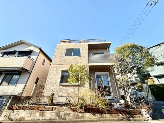 世田谷区岡本3丁目　中古戸建の外観|重厚感に溢れた、気品ある邸宅です。

現地ご見学希望・資料請求などお気軽にお問い合わせ下さい！
03-5990-5201