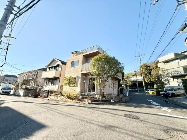 世田谷区岡本3丁目　中古戸建の前面道路含む現地写真|開放感溢れる角地です。

現地ご見学希望・資料請求などお気軽にお問い合わせ下さい！
03-5990-5201