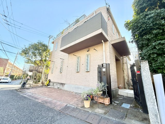 世田谷区岡本3丁目　中古戸建の外観|迫力のあるシックな外観が特徴の戸建。

現地ご見学希望・資料請求などお気軽にお問い合わせ下さい！
03-5990-5201