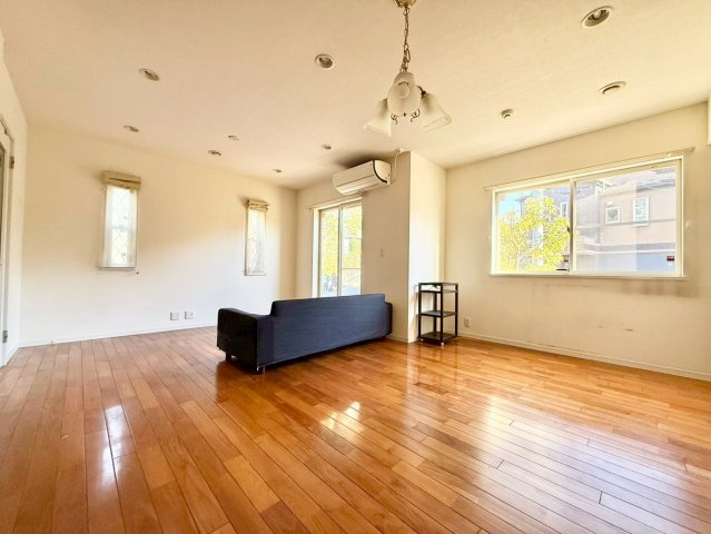 世田谷区岡本3丁目　中古戸建の居間・リビング|窓を多く設けているので陽当たり・通風良好です！

現地ご見学希望・資料請求などお気軽にお問い合わせ下さい！
03-5990-5201