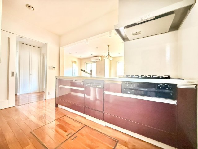 世田谷区岡本3丁目　中古戸建のキッチン|対面式キッチンのため、リビング学習をするお子様の様子も見ることができます。

現地ご見学希望・資料請求などお気軽にお問い合わせ下さい！
03-5990-5201