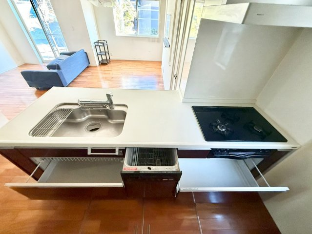 世田谷区岡本3丁目　中古戸建のキッチン|ビルトインタイプの食洗機付き！家事の時間と、手洗いに比べて使用水量も軽減します！

現地ご見学希望・資料請求などお気軽にお問い合わせ下さい！
03-5990-5201