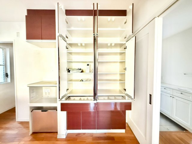 世田谷区岡本3丁目　中古戸建の収納|対面式キッチンには、色合いやデザインを合わせたカップボードを設置しているため食器棚いらず。

現地ご見学希望・資料請求などお気軽にお問い合わせ下さい！
03-5990-5201