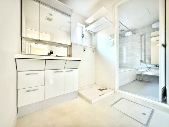 世田谷区岡本3丁目　中古戸建の独立洗面台|清潔感があり収納も豊富な洗面化粧台は、毎朝の準備に役立ちます。

現地ご見学希望・資料請求などお気軽にお問い合わせ下さい！
03-5990-5201