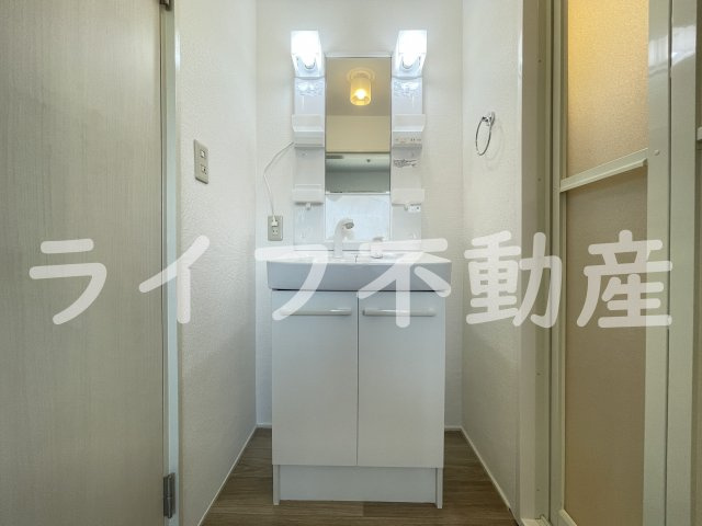 日の出コーポの独立洗面台|独立洗面台、小物を置くことができて便利です