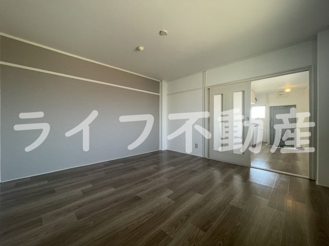 日の出コーポの寝室|広くて明るい寝室