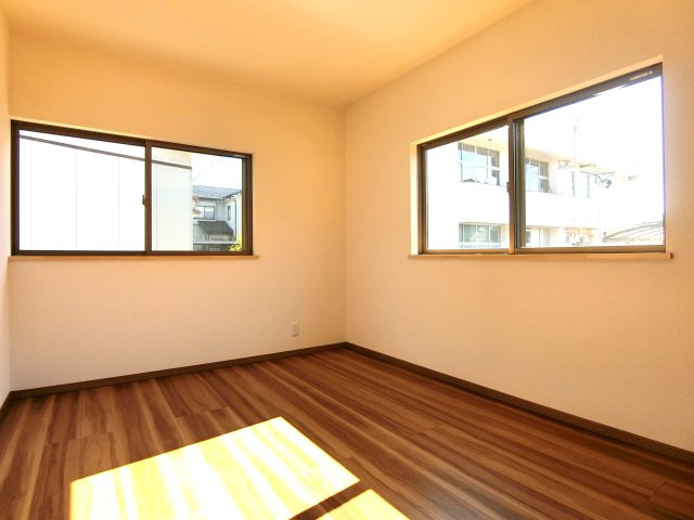 新潟市西区坂井東3丁目の洋室