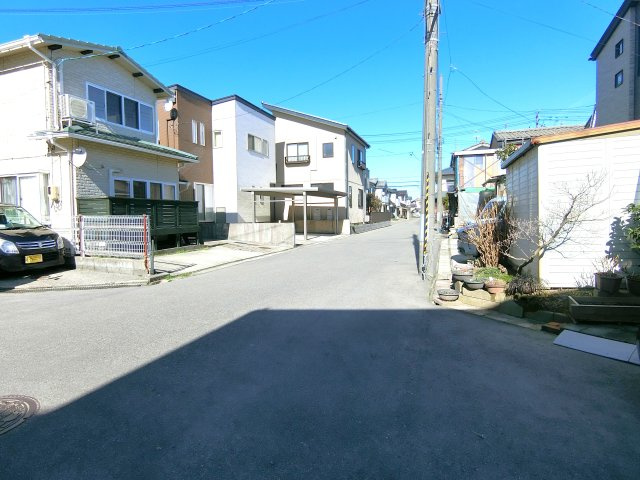 新潟市西区坂井東3丁目の前面道路含む現地写真