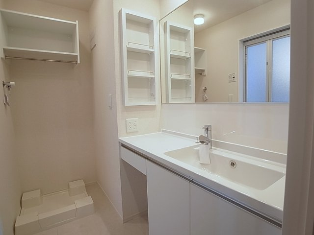 ピアチェ鈴蘭の洗面所|大きな鏡の独立洗面、シャンプードレッサー