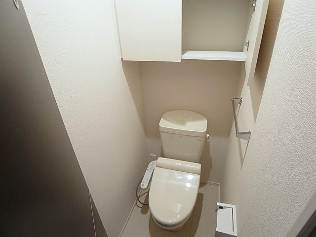 ピアチェ鈴蘭のトイレ|ウォシュレット、上部に収納も完備のトイレ