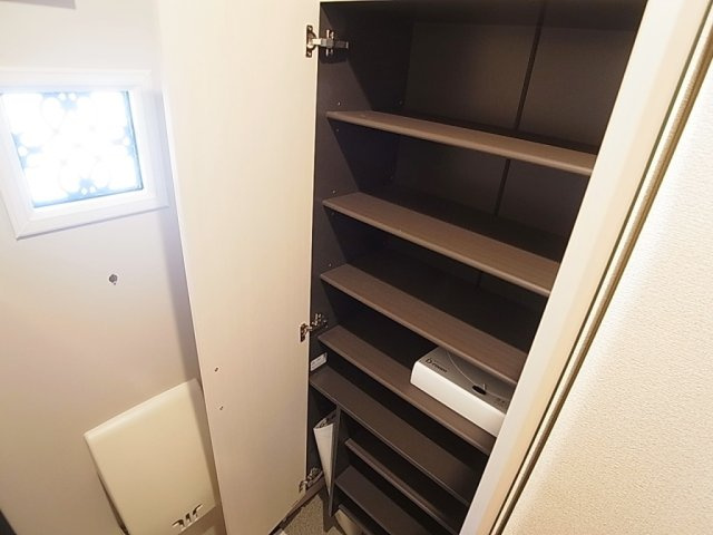 ピアチェ鈴蘭の玄関|鏡付きの大きなシューズＢＯＸを完備してます