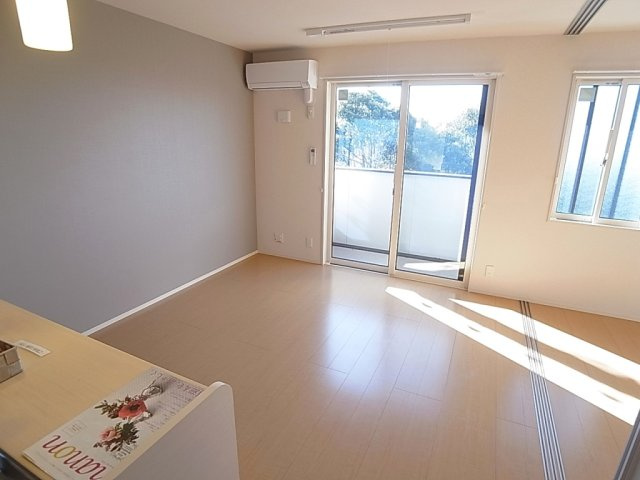 ピアチェ鈴蘭の居間・リビング|お洒落なデザインクロスのリビング