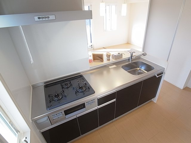 ピアチェ鈴蘭のキッチン|カウンターシステムキッチン。3口ガスグリル付き