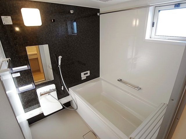 ピアチェ鈴蘭の浴室|追い炊き、浴室乾燥、小窓付きのバスルーム