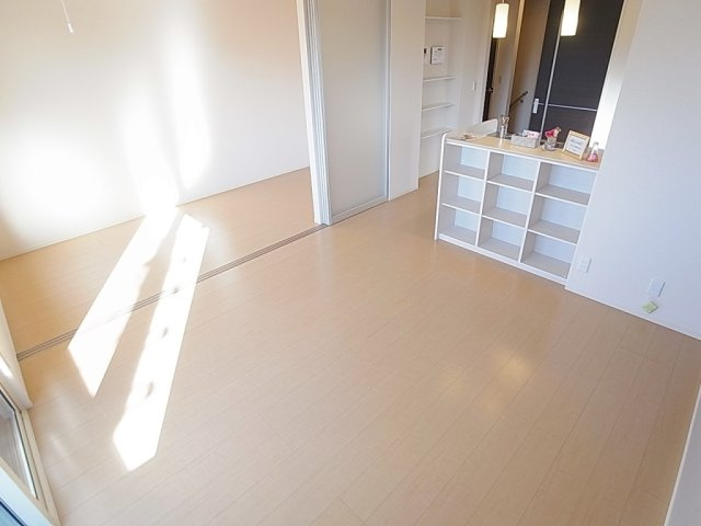 ピアチェ鈴蘭の内装|間仕切り開け広げると、開放感有る広々リビングスペース