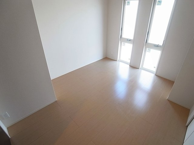 ピアチェ鈴蘭の内装|6.3帖の明るい洋室