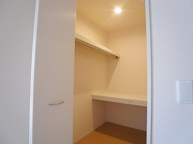 ピアチェ鈴蘭の収納|奥行の有るウォークインクローゼット