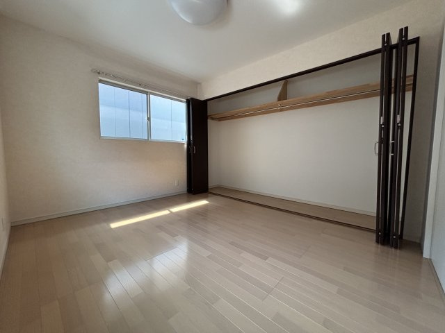 高知市瀬戸南町　中古一戸建の洋室|２面採光で明るく風通しの良い快適な空間！衣類はもちろん、季節物の収納にも大活躍の大容量収納。