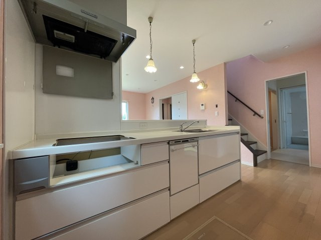 高知市瀬戸南町　中古一戸建のキッチン|家事時間を短縮！食洗機完備の快適キッチンで家族との会話時間を増やす事ができますね♪